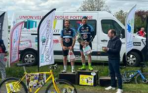 Un podium en noir et bleu
